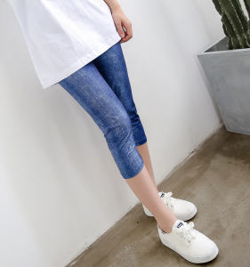 กางเกงขาสั้นผู้หญิงที่ยืดหยุ่นสูงเหมือนผ้าเดนิมพิมพ์ลายล่องหนยาวถึงข้อเท้าสําหรับฤดูร้อน