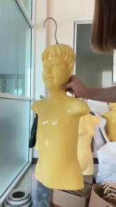 หุ่นแขวนเด็กแบบมีหน้า K009 สำหรับตู้เสื้อผ้า ดีไซน์หรูหรา