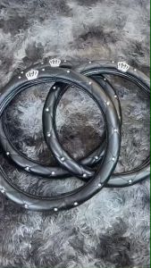 Bọc Vô Lăng Ô Tô Vương Miện Đính Đá Chất Liệu Da Cao Cấp Thoải Mái Êm Ôm Sát Vô Lăng Dễ Dàng Lắp Đặt. Phù Hợp Nhiều Dòng Xe Size 37-38cm