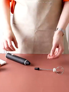 HiCoo เครื่องตีฟองนม ไข่ เเละ วิปครีม วัสดุเกรดอาหาร แบบชาร์จ USb มีให้เลือก4สี ที่ตีฟองนม C065