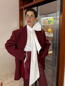 เสื้อเชิ้ตคอปกผ้าพันคอสไตล์ฝรั่งเศสย้อนยุค TWOTWINSTYLEDress Shirt สำหรับผู้หญิง กระโปรงทรงเอ แขนยาว ทรงเข้ารูป สีขาว ปมผีเสื้อขนาดใหญ่