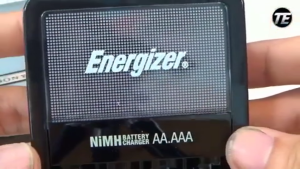 (Bundle Deals) Energizer Recharge Maxi Charger CHVCM4 + Recharge Power Plus AA (4pcs)