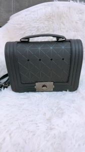 กระเป๋าสะพายข้าง สไตล์วัยรุ่น ทรงสวยสายยาวปรับสายได้ ใส่ของได้แยอะดีไซน์สวยเก๋ดูดีไม่ตกเทรนเข้ากับทุกชุด ขนาด กว้าง 3นิ้วครึ่ง ยาว 8 นิ้ว เกรดเอตัวล็อกบิดเปิดง่ายด้วยแผ่นเงินแท้ไม่เป็นสนิมการดีไซน์เย็บอย่างดี เป็นของใหม่มีจำนวนจำกัด ส่งในไทย งานสวยการันตร