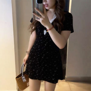 ชุดเดรสคอวีแขนสั้นผ้าลูกไม้ผสมลายนูนสไตล์ฝรั่งเศสสำหรับผู้หญิงไซส์ใหญ่ ชุดเดรสทรงเข้ารูปฤดูร้อน กระโปรงสั้นเอวสูง