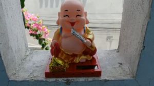 Tượng phật chú tiểu gõ mõ tụng kinh để taplo trang trí xe hơi ô tô - T029