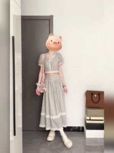 ชุดกระโปรงสั้นแขนสั้นคอวีลายทางสไตล์ฝรั่งเศสสำหรับผู้หญิงในช่วงฤดูร้อน ชุดกระโปรงสั้นผ้าฝ้ายผสมคอตตอนผสมโพลีเอสเตอร์