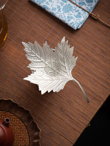 ช่องระบายน้ำชาแบบมีดทำจากตะกั่วแบบทำมือ ช่องกรองใบชาแบบแยกช่อง ใบไม้แดงแบบจำลองธรรมชาติ ชิ้นเดียว อุปกรณ์เสริมสำหรับเครื่องดื่มชา