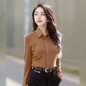 เสื้อเชิ้ตผู้หญิงทรงเข้ารูปคอปกพับแขนยาวผ้าขนสัตว์ฤดูใบไม้ผลิ 2025 เสื้อเชิ้ตคอโปโลสีพื้นแบบมีซิปด้านหน้า