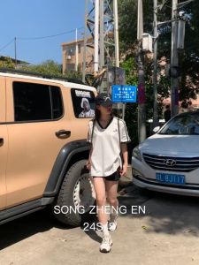 เสื้อยืดผู้หญิง สไตล์ใหม่รับหน้าร้อน เสื้อลายทางหลวมๆ ลำลอง เสื้อคอวีแขนสั้นสไตล์วิทยาลัย