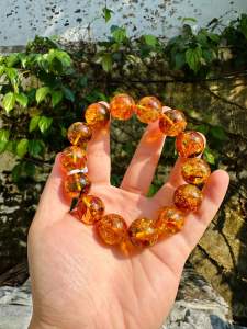 Amber vòng tay hổ phách hoa bay thiên nhiên 17li.