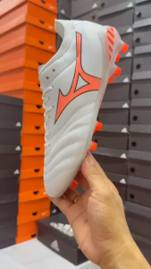 รองเท้าฟุตบอลมิชุโน่ สตั๊ดฟุตบอลมีลิ้นสีนำเงิน