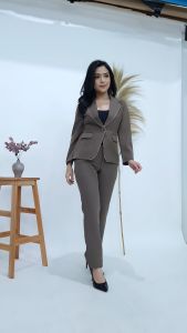 Blazer Wanita Kancing Satu: Desain Modern untuk Kantor