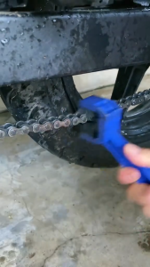 Dụng cụ vệ sinh xích tải xe máy chuyên nghiệp cầm tay