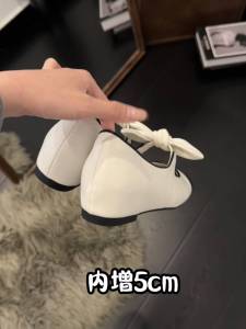 รองเท้าส้นแบนสีขาวสไตล์เจ้าหญิงสำหรับผู้หญิง ส้นเตี้ย พื้นยาง กันลื่น รองเท้าบัลเล่ต์สไตล์ฝรั่งเศส ส้นเตี้ย แฟชั่น