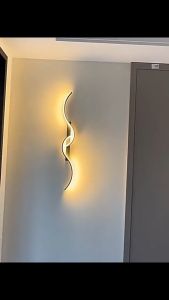 Đèn decor vách tivi đèn tường cảm hứng đường tuyến tính toán học 2 màu chao đèn vàng đen uốn lượn decor trang trí