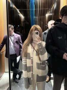 เสื้อคาร์ดิแกนถักลายทางหลวมๆ สไตล์เกาหลีสำหรับผู้หญิงในช่วงต้นฤดูใบไม้ร่วงและฤดูใบไม้ร่วง เสื้อสเวตเตอร์ผู้หญิงแบบสวมหัว