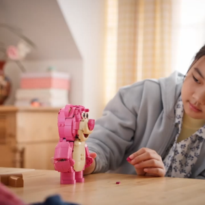 LEGO DISNEY PRINCESS 43306 Đồ Chơi Lắp Ráp Gấu Dâu Lotso (570 Chi Tiết)
