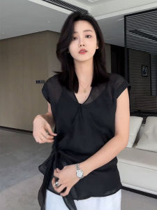 YUFUQING | เสื้อเชิ้ตคอวีสีดำผูกเอวสไตล์เกาหลีสำหรับผู้หญิงในช่วงฤดูร้อนปี 2025 เสื้อเชิ้ตทรงเข้ารูปดีไซน์ใหม่ที่ทำให้คุณดูสง่างามและบางเฉียบ