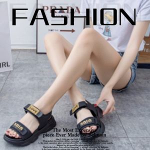 Xishop พร้อมส่ง🚚รองเท้าแตะแต่งสายคาดสีพื้นสลับสีติดลายอักษรนูน รองเท้าแตะแฟชั่นแบบสวมพื้นหนาน้ำหนักเบาสวมใส่สบายใส่ได้ตลอดวัน👍