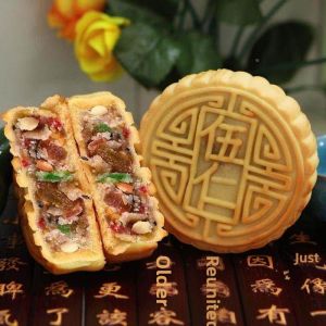 Traditional Mid-Autumn WuRen Red and Green Shred Mooncake