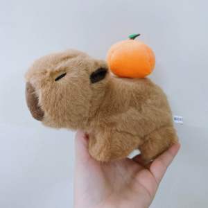 Vòng tay thời trang chú chuột lang Capybara đeo quả cam trên lưng
