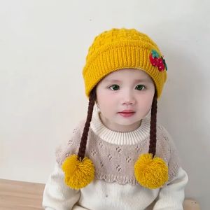 (พร้อมส่ง) หมวกไหมพรมเด็ก 6เดือน-2ปี รอบหัว:42-50 cm. หมวกไหมพรมเปีย ปลายแต่งปอมปอม ติดตุ๊กตาลายสตอเบอรี่ 🍓 หมวกไหมพรมกันหนาวสำหรับเด็กผู้หญิง หมวกกันหนาว หมวกเด็กผู้หญิง หมวกแฟชั่นเด็กกันหนาว มี 5 สีให้เลือก