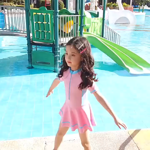 กรุงเทพ ชุดว่ายน้ําสาวชุดว่ายน้ําแฟชั่น หนึ่งชุดว่ายน้ําแขนยาวน่ารักตะวันตกชุดว่ายน้ํา กาง เพื่อลดความซับซ้อนและเพิ่มความสะดวกสบายให้กับสุขภาพของเด็ก