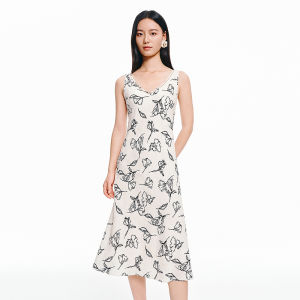 Koradior | V-neck Fitted Floral Dress