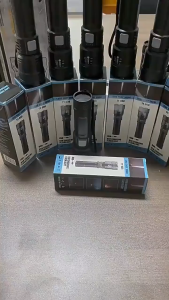 Senter LED Super Terang 10000 Lumens Jarak Jauh Ringan Tahan Air IPX4 Zoom USB Rechargeable Swat Police