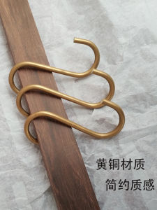 กิ๊บติดผนังแบบโค้งสีทองแดงสไตล์ย้อนยุค ไม่ต้องเจาะ รูปตัว S สำหรับติดกระติกน้ำ ตู้เสื้อผ้า ร้านขายเสื้อผ้า ติดกระติกน้ำได้