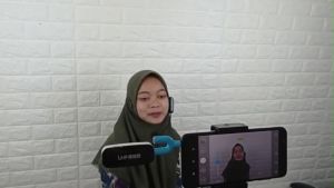 Headset Mikrofon UHF Portabel Warna Cahaya Abu-abu - Desain Universal & Transmisi Jarak Jauh untuk Pendidikan Masjid & Gaya Vokal