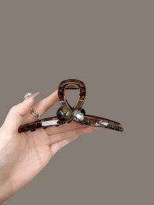 กิ๊บติดผมรูปฉลามประดับเพชรเทียมและมุกสำหรับผู้หญิง กิ๊บติดผมสไตล์เกาหลี ทรงเรียบง่าย สไตล์วินเทจ ประดับผมแบบทันสมัย ​​อุปกรณ์ตกแต่งผม