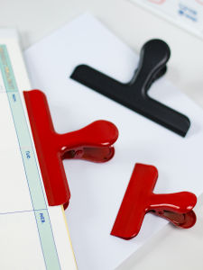 กาวินสแตนเลสสีดำแดงสำหรับเอกสาร อุปกรณ์ธุรกิจ ของตกแต่งหนังสือ อุปกรณ์ดนตรี อุปกรณ์อื่นๆ สำหรับจัดระเบียบ