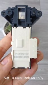 Công tắc khóa cửa máy giặt Toshiba cửa ngang 3 chân - 456210112 chính hãng