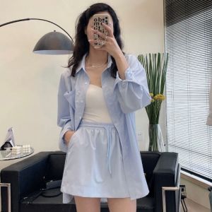 ชุดเสื้อเชิ้ตแขนยาวกันแดดสีพื้นและกระโปรงสั้นหลวมสไตล์เกาหลีฤดูใบไม้ผลิและฤดูใบไม้ร่วง ชุดแฟชั่นสำหรับผู้หญิงวัย 18-25 ปี