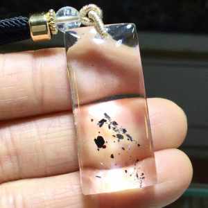 สีฟ้าธรรมชาติบริสุทธิ์ของสหรัฐอเมริกาแผ่นไมกาเงินดาวเต็มหีบสมบัติจี้การ์ดที่ปลอดภัย✨💎คริสตัลใสขนาดใหญ่สีฟ้าแผ่นไมกาเงางามเกินไปเงินต้อง😈แผ่นไมกาหุ้มทั้งหมดสวยงามมากขนาด: 39*17.5*11.5มม.