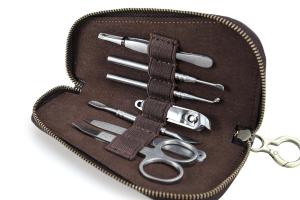 ชุดทำเล็บมือหนังแท้ของผู้ชายชุดการทำเล็บมือแบบเคสหนังการเดินทางชุดพยาบาลหลายชุดกระเป๋าเครื่องมือพร้อมห่วงโลหะและชุดทำเล็บมือห่วงยืดเคสหนัง