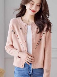 สุภาพสตรีถักปักเปิด คาร์ดิเกน นุ่ม สไตล์สั้นแสนสบาย 2024 ฤดูใบไม้ร่วง สินค้าใหม่ หลวม Fit พรางหุ่น แจ๊กเก็ต เสื้อสเวตเตอร์