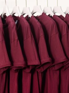 เสื้อยืดคอกลมแขนสั้นทรงหลวมสไตล์อเมริกันสำหรับผู้ชาย ผ้าฝ้ายแท้ 100% สีขาว ทรงหลวม ลำลอง เสื้อชั้นในที่สวมใส่สบาย