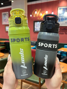 แก้วกันความร้อนสำหรับเดินทางสำหรับเยาวชนและนักเรียน ความจุขนาดใหญ่ แก้วน้ำแบบดื่มผ่านท่อสำหรับผู้ชาย ดีไซน์ลำลอง