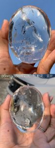 Healing clear quartz palm stone 疗愈白水晶手握 带有天然矿物共生    产地 Origin：马达加斯加 Madagascar🇲🇬  Grade A    ✅ 英文 (English)    This is a polished natural crystal beautifully shaped like an oval. Its clear and pure appearance along with visible natural inclusions mak