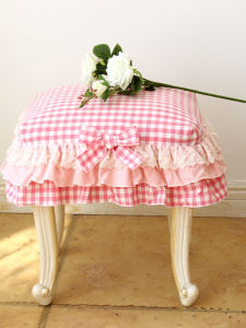 ผ้าปูโต๊ะลายสก็อตสีชมพูผ้าฝ้ายแท้พร้อมขอบลูกไม้สำหรับเก้าอี้และแท่นบูชา เคลือบฝุ่น เสื้อคลุมเก้าอี้ขนาดเล็ก ผ้าปูโต๊ะ