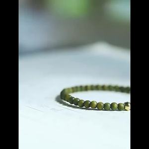 สร้อยข้อมือไม้จันทน์สีเขียว สไตล์บาง ลูกปัดโอนอำพัน ไม้เล่นวัฒนธรรม ไม้จันทน์ไม้กฤษณา ลูกปัดพุทธที่มั่นคง