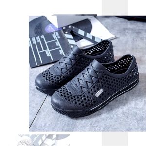 QXshop สินค้าราคาโดนใจ รองเท้าแตะยางผู้ชาย ดีไซน์สุดแฟชั่นเป็นทรงสลิปออนแบบสวมแต่ใช้วัสดุยาง เข้ากับช่วงหน้าฝนมากเรียบดูดีแถมลุยน้ำไปด้วยเลยไม่ต้องกลัวเปียก