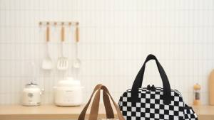 Portable Checkered Corduroy Lunch Bag Large-Capacity Half-Moon Bento Carrier RH2571