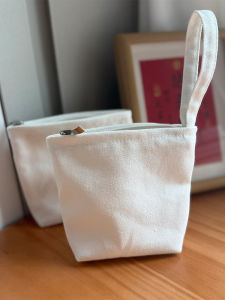 กระเป๋าใส่เหรียญผ้าใบแบบถือได้ กระเป๋าใส่สิ่งของแบบพกพาขนาดเล็กสำหรับนักเรียนหญิง กระเป๋าใส่ผ้าอนามัยแบบพกพา กระเป๋าใส่เหรียญแบบเรียบง่ายสไตล์เกาหลี