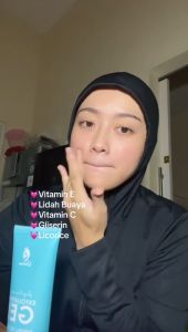 Gel Eksfoliasi QueenSI: Produk Perawatan Kulit Wajah yang Aman\\n\\n Apa itu Gel Eksfoliasi QueenSI?\\n\\nGel Eksfoliasi QueenSI adalah produk perawatan kulit wajah yang dirancang khusus untuk membantu eksfoliasi kulit wajah dengan aman dan efektif. Produk ini mengandung bahan alami yang dirancang untuk membantu melepaskan sel-sel kulit mati dan menghaluskan tekstur kulit wajah Anda.\\n\\n Komposisi Bahan Alami untuk Eksfoliasi\\n\\nKomposisi bahan alami dalam Gel Eksfoliasi QueenSI mencakup berbagai bahan seperti ekstrak buah-buahan, ekstrak tumbuhan, dan mineral alami lainnya. Bahan-bahan ini dirancang untuk membantu melepaskan sel-sel kulit mati dan memperbaiki tekstur kulit wajah Anda, tanpa mengganggu keseimbangan alami kulit Anda.\\n\\n Keunggulan Produk Perawatan Kulit Wajah\\n\\nGel Eksfoliasi QueenSI menawarkan berbagai keunggulan sebagai produk perawatan kulit wajah, termasuk:\\n\\n* Efektif dalam melepaskan sel-sel kulit mati dan menghaluskan tekstur kulit wajah Anda.\\n* Mengandung bahan alami yang aman dan efektif untuk kulit wajah Anda.\\n* Dapat digunakan oleh berbagai jenis kulit, termasuk kulit sensitif.\\n* Dapat membantu mengurangi penampilan pori-pori yang besar dan meningkatkan kelembaban kulit wajah Anda.\\n\\n Bagaimana Cara Menggunakan Gel Eksfoliasi QueenSI?\\n\\nUntuk mendapatkan hasil terbaik dari Gel Eksfoliasi QueenSI, ikuti langkah-langkah penggunaan yang benar berikut ini:\\n\\n1. Bersihkan wajah Anda dengan pembersih wajah yang sesuai dengan jenis kulit Anda.\\n2. Oleskan sedikit Gel Eksfoliasi QueenSI pada wajah Anda dan gosok dengan lembut selama beberapa menit.\\n3. Bilas wajah Anda dengan air hangat dan keringkan dengan handuk bersih.\\n\\n Manfaat Eksfoliasi untuk Kulit Wajah\\n\\nEksfoliasi adalah proses melepaskan sel-sel kulit mati dari permukaan kulit wajah Anda. Manfaat eksfoliasi untuk kulit wajah termasuk:\\n\\n* Membantu menghaluskan tekstur kulit wajah Anda.\\n* Membantu mengurangi penampilan pori-pori yang besar.\\n* Membantu meningkatkan kelembaban kulit wajah Anda.\\n* Membantu mencerahkan warna kulit wajah Anda.\\n\\n Mengapa Memilih Gel Eksfoliasi QueenSI?\\n\\nAda beberapa alasan mengapa Anda harus memilih Gel Eksfoliasi QueenSI sebagai produk perawatan kulit wajah Anda:\\n\\n Keamanan dan Efektivitas Produk Perawatan Kulit\\n\\nGel Eksfoliasi QueenSI dirancang menggunakan bahan alami yang aman dan efektif untuk kulit wajah Anda. Produk ini telah diuji secara luas untuk memastikan keamanan dan efektivitasnya, sehingga Anda dapat yakin bahwa Anda mendapatkan hasil terbaik dari produk ini.\\n\\n Testimoni Pengguna tentang Gel Eksfoliasi QueenSI\\n\\nBanyak pengguna telah memberikan testimoni positif tentang Gel Eksfoliasi QueenSI. Mereka menyatakan bahwa produk ini membantu menghaluskan tekstur kulit wajah mereka, meningkatkan kelembaban kulit wajah mereka, dan membuat kulit wajah mereka terasa lebih segar dan bercahaya.\\n\\nJadi, jika Anda mencari produk perawatan kulit wajah yang aman dan efektif, Gel Eksfoliasi QueenSI mungkin adalah pilihan yang tepat untuk Anda.\n}