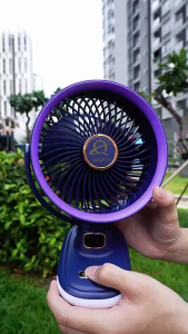 Quạt mini kẹp xoay tự động 720° – pin 20000mAh đèn LED hẹn giờ màn hình pin động cơ êm – dùng 10-12h