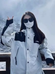 แจ็คเก็ตกันลมสไตล์อเมริกันวินเทจแนวภูเขาสำหรับผู้ชายและผู้หญิงแจ็กเก็ตแบบใหม่ฤดูใบไม้ผลิและฤดูใบไม้ร่วงฤดูหนาวชุดปีนเขากลางแจ้งสำหรับคู่รัก