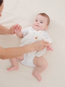 Bàn Tay Vỗ Bé Ngủ Ngon Hạn Chế Giật Mình Vải Nhung Hạt Mềm Mịn Massage Có Điều Khiển Từ Xa